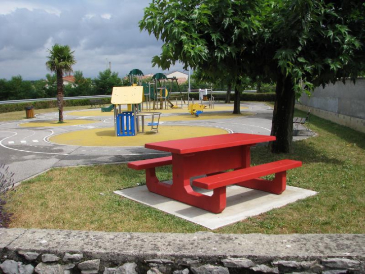 Table pique-nique béton peint rouge